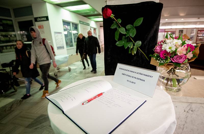 Den druhý po střelbě ve Fakultní nemocnici Ostrava (FNO), 11. prosince 2019 v Ostravě. Na snímku kondolenční kniha.