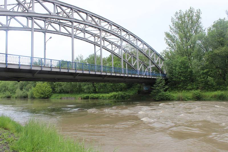 Rozvodněná řeka Ostravice, 23. května 2019.