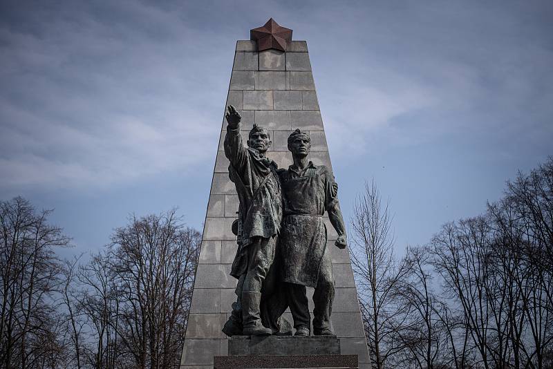 Památník Rudé armády v Komenského sadě, 17. března 2022 v Ostravě.