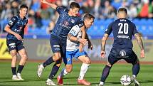 Utkání 11. kola první fotbalové ligy: FC Baník Ostrava - FC Slovácko, 16. října 2021 v Ostravě. (střed) Lukáš Sadílek ze Slovácka a Adam Jánoš z Ostravy.