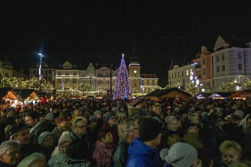 Rozsvícení vánočního stromu a trhy na Masarykově náměstí v centru Ostravy, neděle 1. prosince 2019.