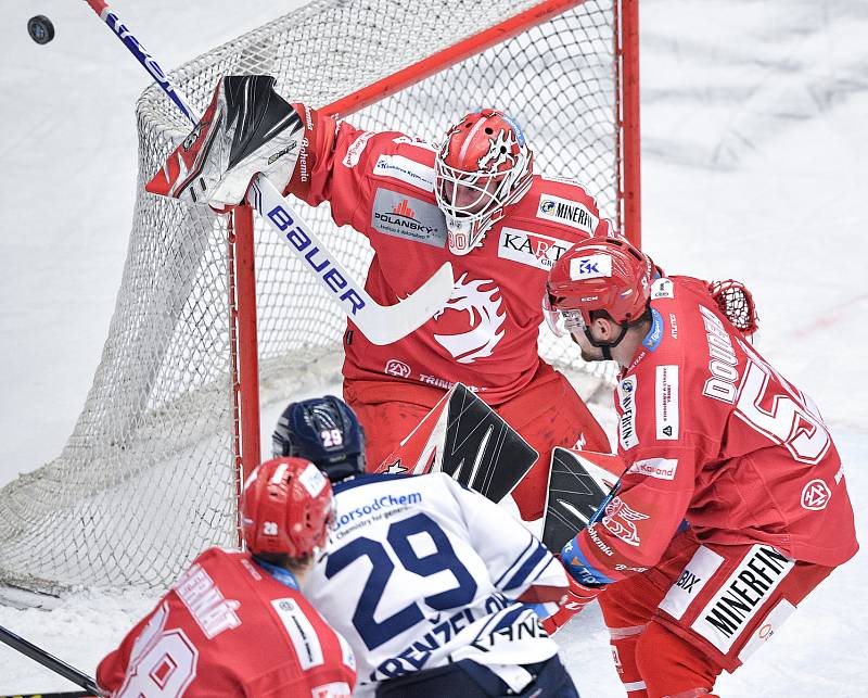 Utkání 42. kola hokejové extraligy: HC Oceláři Třinec - HC Vítkovice Ridera, 2. února 2021 v Třinci. (zleva) brankář Třince Ondřej Kacetl a Lukáš Krenželok z Vítkovic.