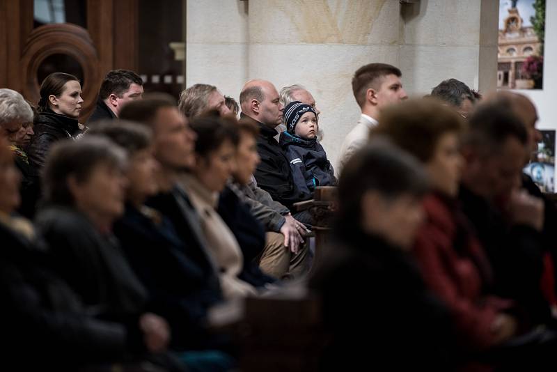 Velkopáteční bohoslužba v Katedrále Božského Spasitele s biskupem Františkem Lobkowiczem.