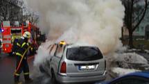 Zásah hasičů u požáru vozidla ve Volgogradské ulici. 
