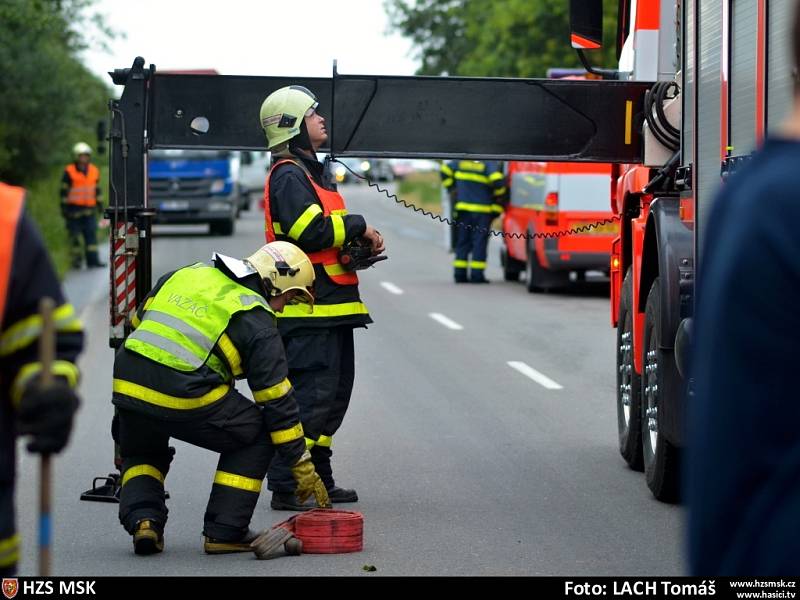 Zásah hasičů u dopravní nehody osobního automobilu na silnici u obce Bravantice.