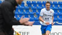 Fotbalisté Baníku Ostrava (v modro-bílém) v duelu 28. kola FORTUNA:LIGY s Mladou Boleslaví (2:1). Trenér Ondřej Smetana a záložník Filip Kaloč.