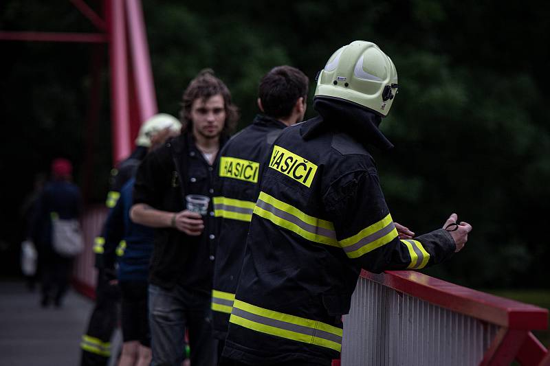 Velké drama se odehrálo v neděli 21. června 2020 ve Frýdku-Místku. Muž se dvěma dětmi se vydal na raftu na vodu. Plavidlo se převrhlo. Vytáhnout je museli hasiči.