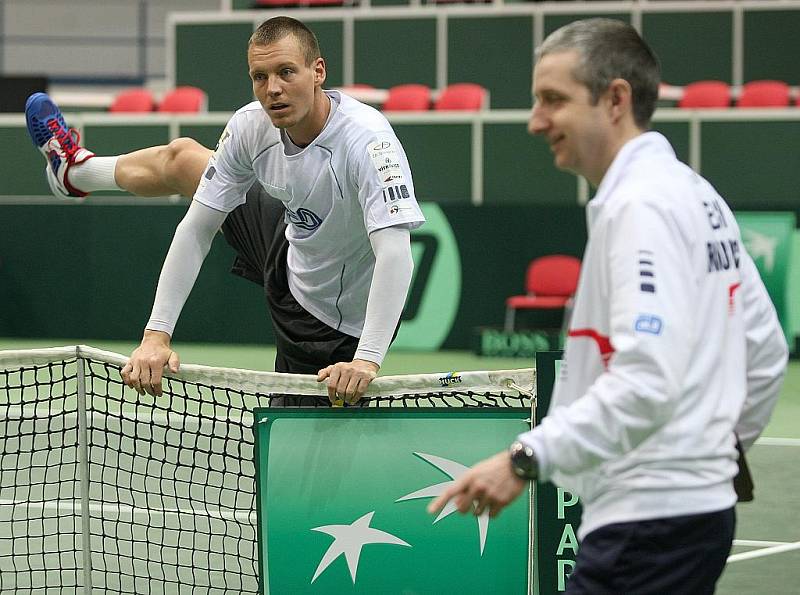 Třeskutá zima trápí v posledních dnech celé Česko, což pociťují na vlastní kůži i  daviscupoví reprezentanti. Ti se od neděle připravují v ostravské ČEZ Aréně na víkendový zápas s Italy. 