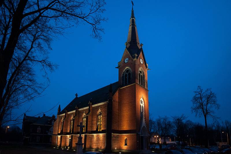 Římskokatolický farní kostel svatého Františka a Viktora v městské části Hrušov, 10. prosince v Ostravě.
