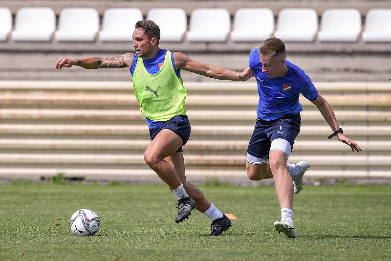 První trénink fotbalového týmu FC Baník Ostrava, 21. června 2021 v Kroměříži. Na snímku zleva Adam Jánoš a Jaroslav Harušťák.