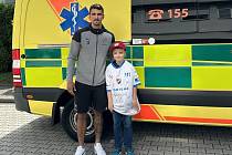 Osmiletý Vojta, fanoušek Baníku Ostrava, pomohl zachránit seniorku. Na snímku s kapitánem slezského týmu z Bazalů Filipem Blažkem.