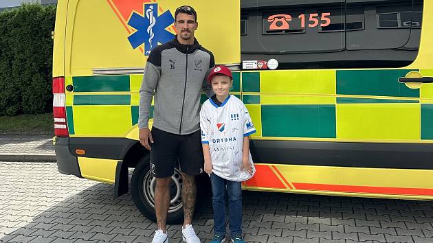 Osmiletý Vojta, fanoušek Baníku Ostrava, pomohl zachránit seniorku. Na snímku s kapitánem slezského týmu z Bazalů Filipem Blažkem.