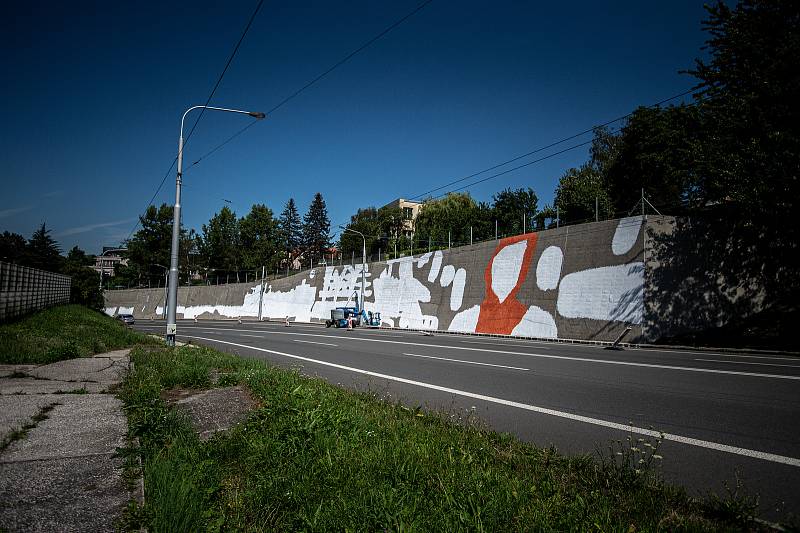 Na opěrné zdi nad stadionem Bazaly v Ostravě začalo vznikat velkoplošné umělecké dílo, 5. sprna 2022, Ostrava.