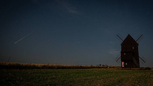 Pozorování Perseid u větrného mlýnu v Bravinné-Dolní Nový Dvůr, 12. srpna 2022.