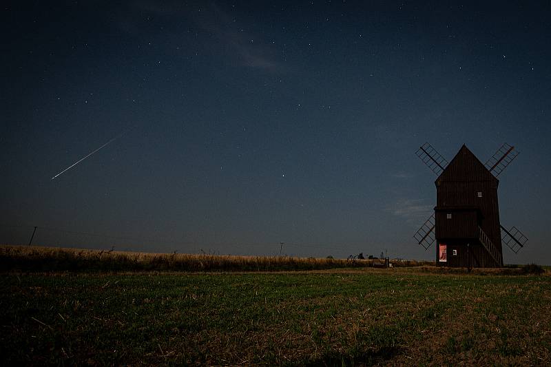 Pozorování Perseid u větrného mlýnu v Bravinné-Dolní Nový Dvůr, 12. srpna 2022.