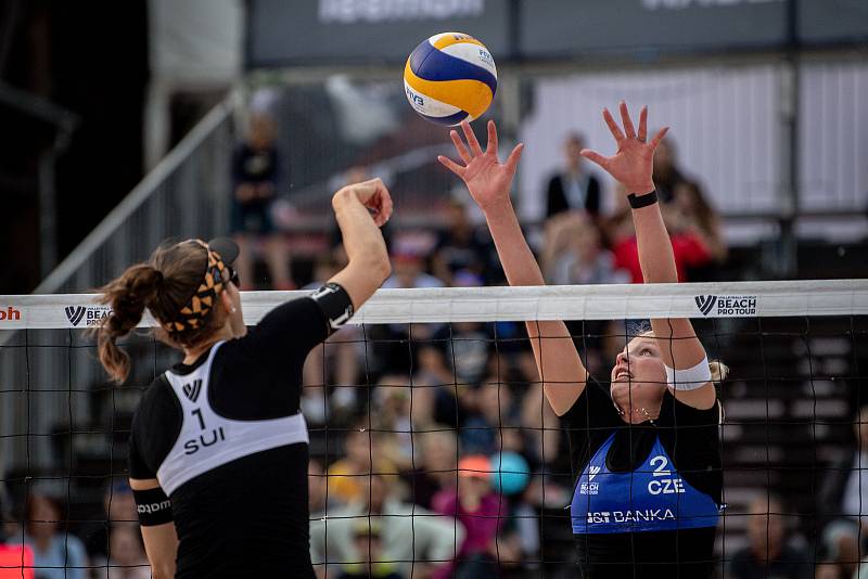 Turnaj Pro Tour kategorie Elite v plážovém volejbale J&T Banka Ostrava Beach Pro, 26. května 2022 v Ostravě. (zleva) Tanja Huberli ze Švýcarska a Marie-Sara Štochlová z České republiky.