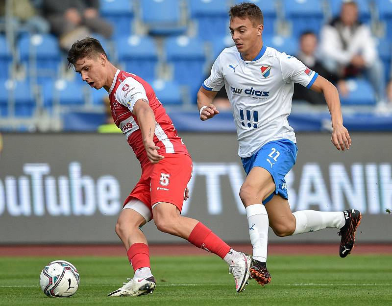 Utkání 4. kola první fotbalové ligy: FC Baník Ostrava - FK Pardubice, 19. září 2020 v Ostravě. (zleva) Jiří Sláma z Pardubice a Filip Kaloč z Ostravy.