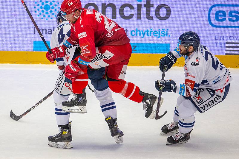 Utkání 53. kola hokejové extraligy: HC Oceláři Třinec - HC Vítkovice Ridera, 8. prosince 2021 v Třinci. Zleva