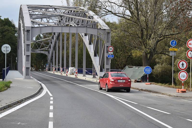 Opravený most před Odru mezi Ostravou a Hlučínskem opět v plném provozu, čtvrtek 14. října 2021 odpoledne.