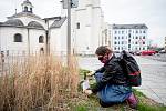 Okrašlovací spolek Za krásnou Ostravu instaloval v Ostravě poetické cedulky s básněmi na téma naděje a smysl lidské existence, 3. dubna 2020.