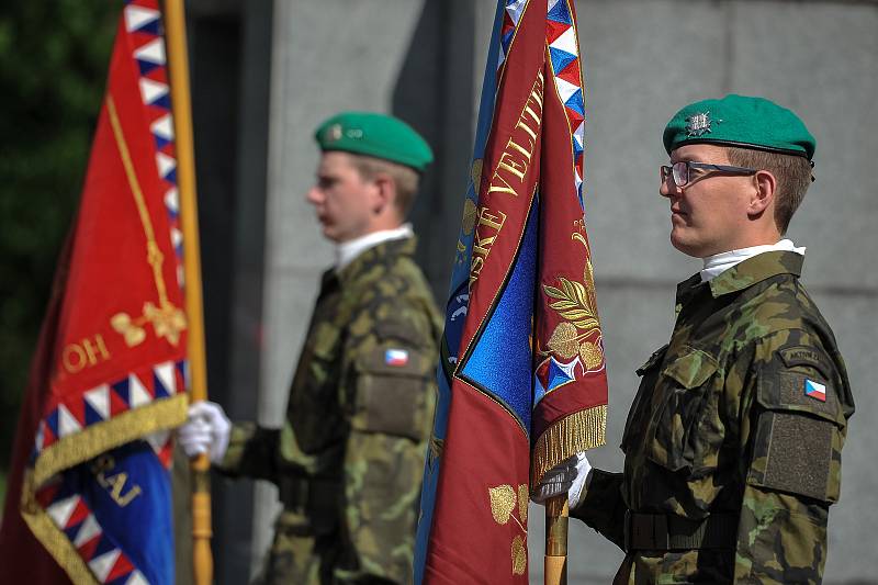 Slavnostní nástup vojáků Krajského vojenského velitelství Ostrava u pomníku Rudé armády 30. dubna 2018 v ostravských Komenského sadech připomněl 73. výročí osvobození Ostravy.