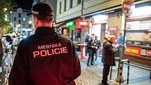 Stodolní ulice v Ostravě. Policie kontroluje uzavření restaurací a barů.