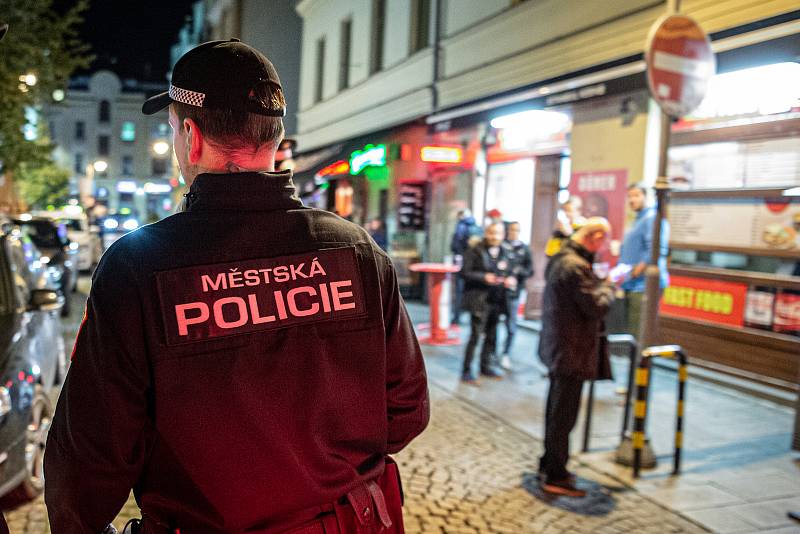 Stodolní ulice v Ostravě. Policie kontroluje uzavření restaurací a barů.