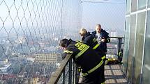 Pět desítek profesionálních a dobrovolných hasičů z celé České republiky se v neděli zúčastnilo závodu Ostravská věž. 