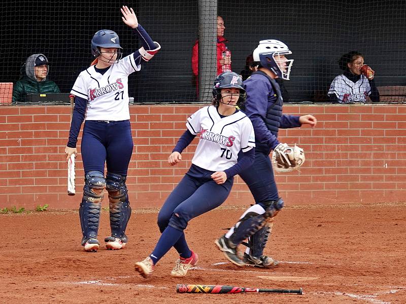 Softballistky Arrows Ostrava porazily ve čtvrtfinále play-off extraligy SaBaT Praha 2:0 na zápasy (5:4, 7:1) a postoupily do bojů o medaile.