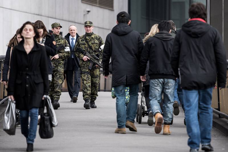 Společné hlídky vojáků a policistů v ulicích Ostravy i dalších měst České republiky se objevily například v reakci na teroristické útoky v Bruselu. Ilustrační foto.