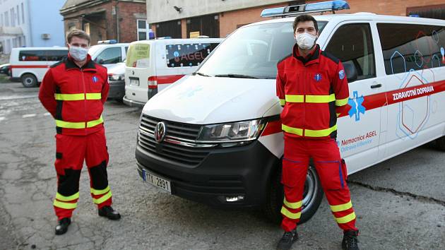 Budoucí zdravotničtí záchranáři nabírají už od jara zkušenosti v oboru, kde se dá, momentálně jsou u dopravní služby nemocnice v Ostravě-Vítkovicích.