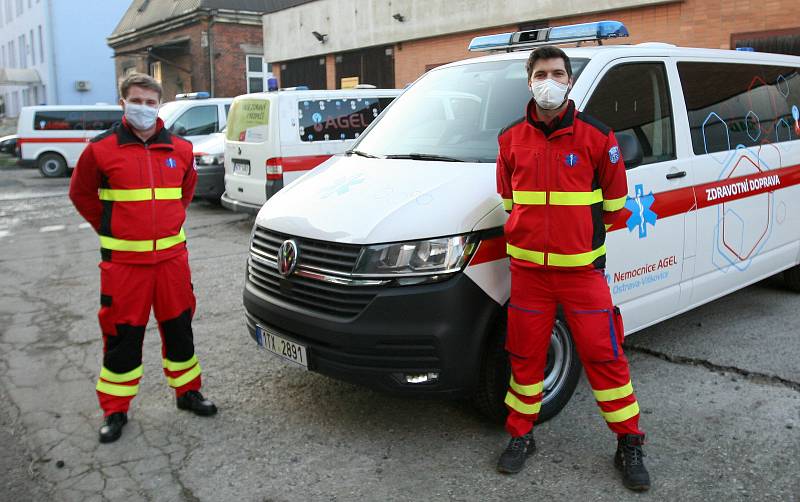 Budoucí zdravotničtí záchranáři nabírají už od jara zkušenosti v oboru, kde se dá, momentálně jsou u dopravní služby nemocnice v Ostravě-Vítkovicích.