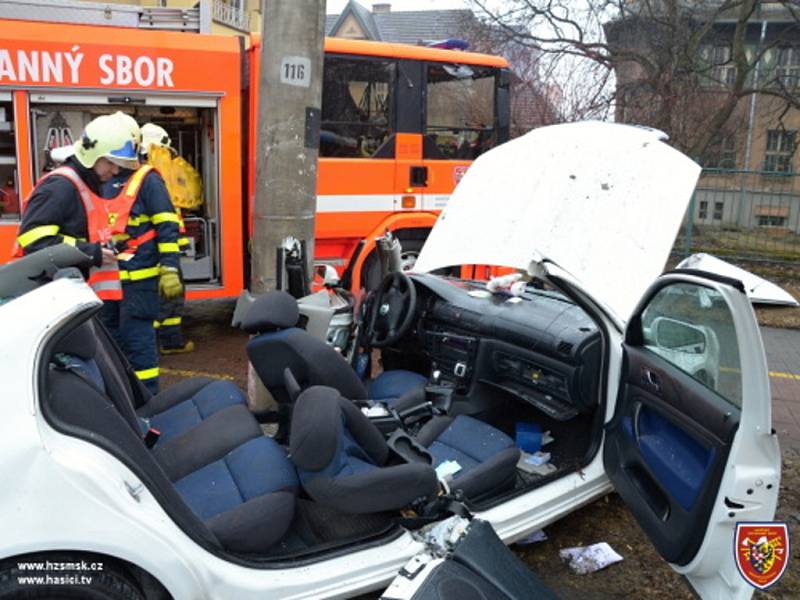 Akce záchranářů při vážné nehodě taxíku