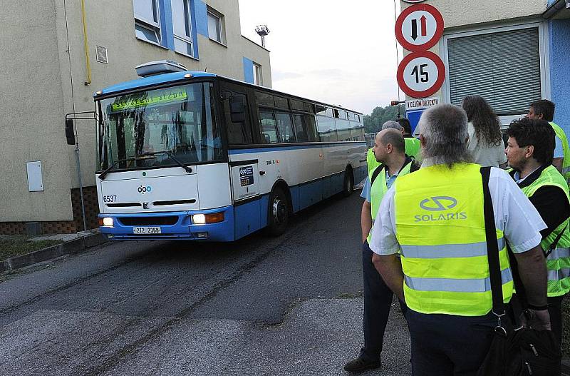 Největší stávka v historii městské hromadné dopravy v Ostravě propukla v pondělí o půlnoci. Asi sto dvacet nespokojených řidičů se například shromáždilo před střediskem Hranečník. 