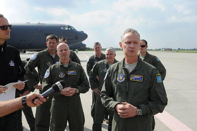 Dva legendární bombardéry B 52 přistály v úterý na Letišti Leoše Janáčka Ostrava. Obří stroje patří mezi největší atrakce letošního ročníku akce Dny NATO.