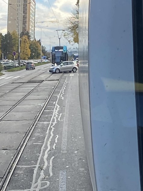 V ulici 17. listopadu došlo ke srážce osobního automobilu s tramvají.