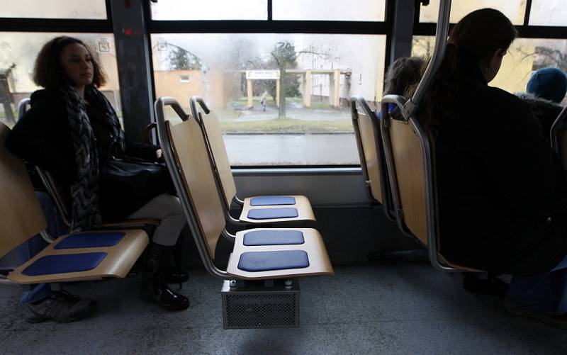 V ostravských tramvajích se objevily nové sedačky. 
