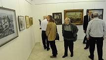 Výstava fotografií známého ostravského fotoreportéra, podle něj nazvaná Objektivem Květoslava Kubaly Ostrava 1945 – 1989 byla zahájena v pátek v 17 hodin ve Výtvarném centru Chagall v Ostravě.