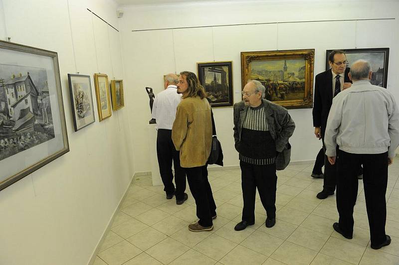 Výstava fotografií známého ostravského fotoreportéra, podle něj nazvaná Objektivem Květoslava Kubaly Ostrava 1945 – 1989 byla zahájena v pátek v 17 hodin ve Výtvarném centru Chagall v Ostravě.