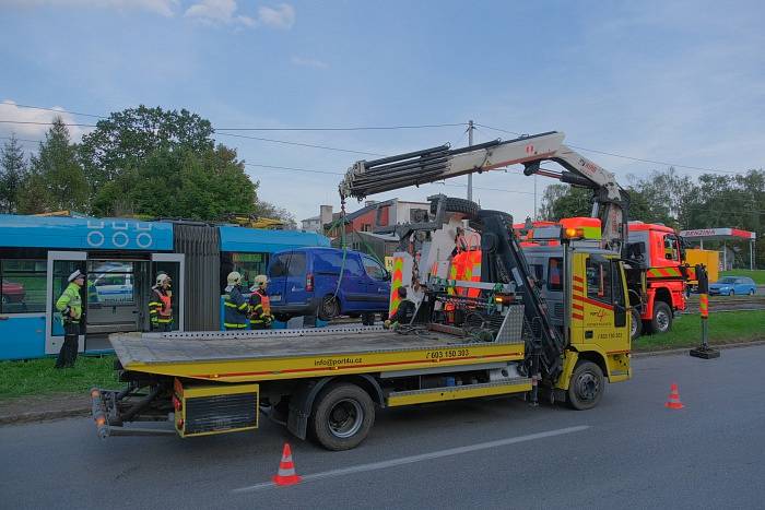 Vyprošťování vozidla z kolejiště po střetu s tramvají v Ostravě.