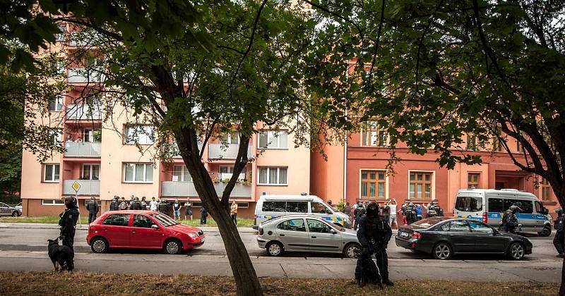 Šedesát lidí bylo zajištěno po sobotní demonstraci proti imigrantům, která se konala na Masarykově náměstí. Protestující se po ukončení akce vydali do Ostravy-Přívozu.