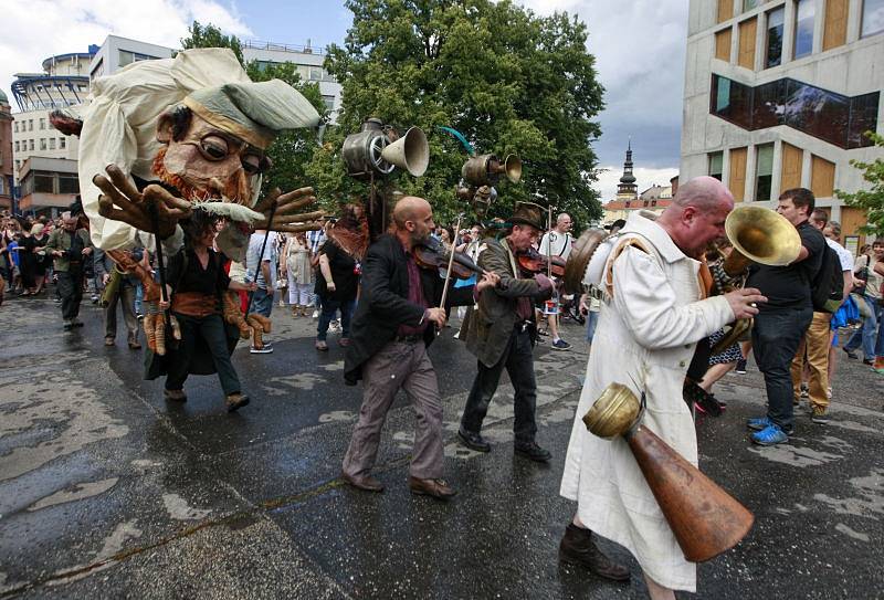 Dvoudenní Festival v ulicích dokázal po dva dny zaplnit centrum Ostravy, stejně tak okolní ulice, nábřeží u řeky Ostravice i areál výstaviště Černá louka.