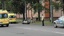 Zraněním dvou motocyklistů skončila vážná dopravní nehoda, která se stala ve středu odpoledne v křižovatce Sokolské třídy a Suchardovy ulice v Moravské Ostravě. 