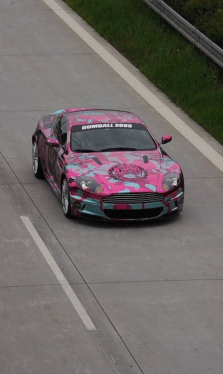 Zhruba stovka sportovních automobilů projela v rámci mezinárodního závodu Gumball 3000 i ostravským úsekem dálnice.