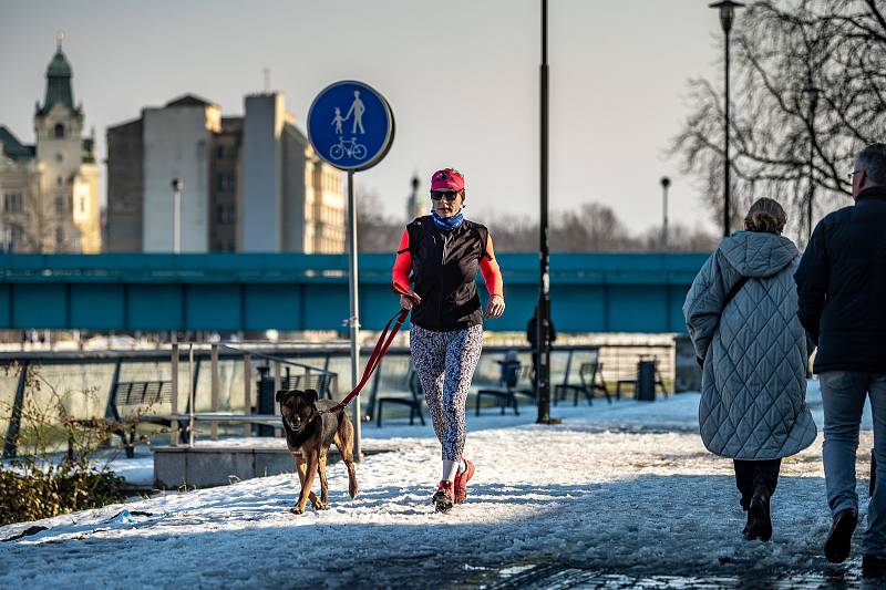 Lidé využili slunečného počasí k trávení času v Komenského sadech a okolí. 21. února 2021 v Ostravě.