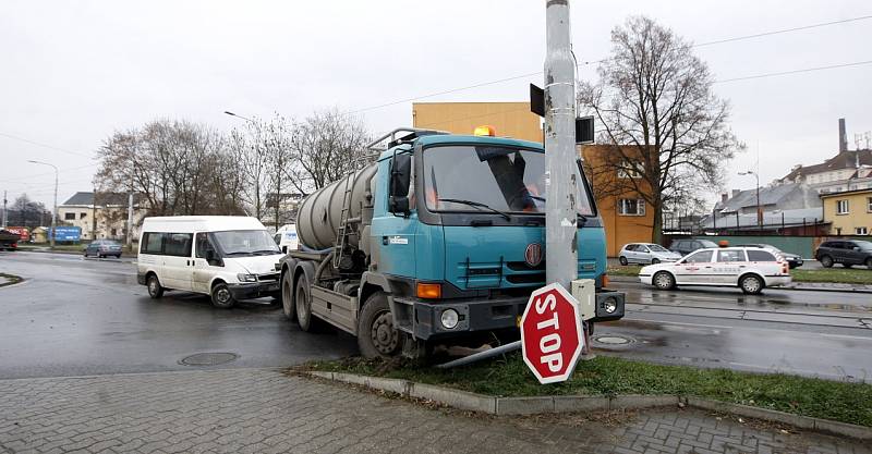 Silnice v kraji na mnoha místech pokryla ledovka, zvýšil se počet dopravních nehod. Snímek z nehody na Místecké ulici. 