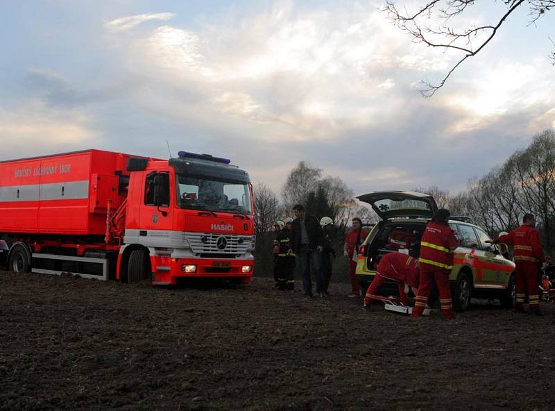 Záchranáři pomáhají obětem srážky tramvají ve Vřesině 11. dubna 2008.