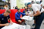 Autogramiáda týmu FC Baníku Ostrava v Nové Karolině.