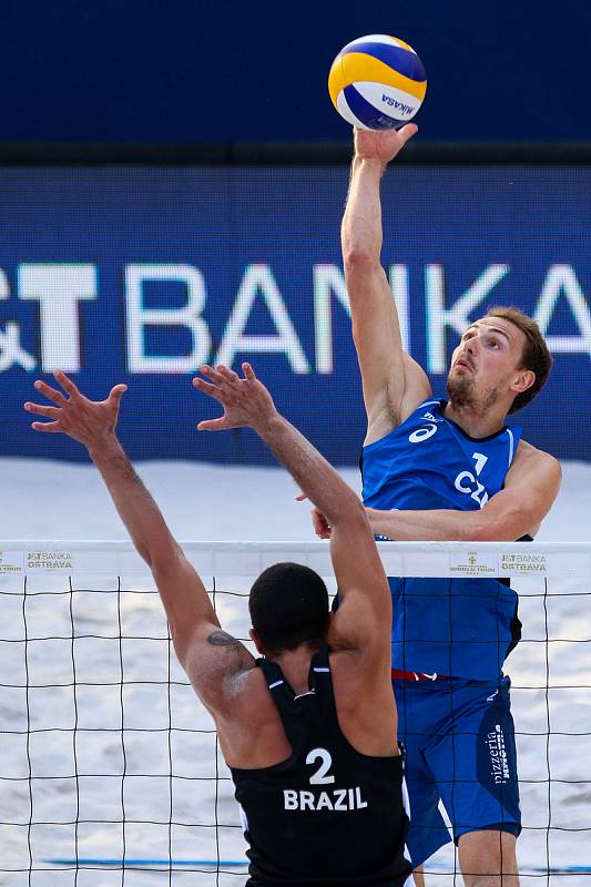 FIVB Světové série v plážovém volejbalu J&T Banka Ostrava Beach Open, 1. června 2019 v Ostravě. Čtvrtfinále ČR - Brazílie. Na snímku Ondrej Perusic (CZE).