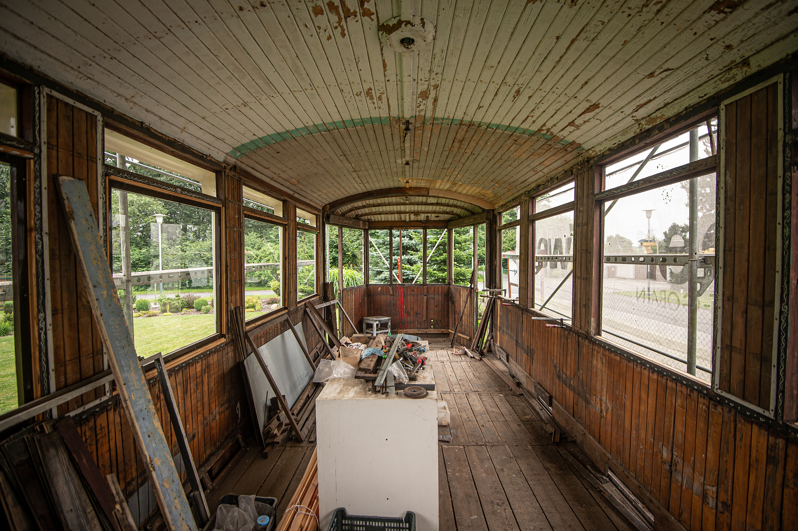 Léto tráví u tramvaje! Nadšenec doma v Ostravě opravuje téměř stoletý vůz -  Moravskoslezský deník